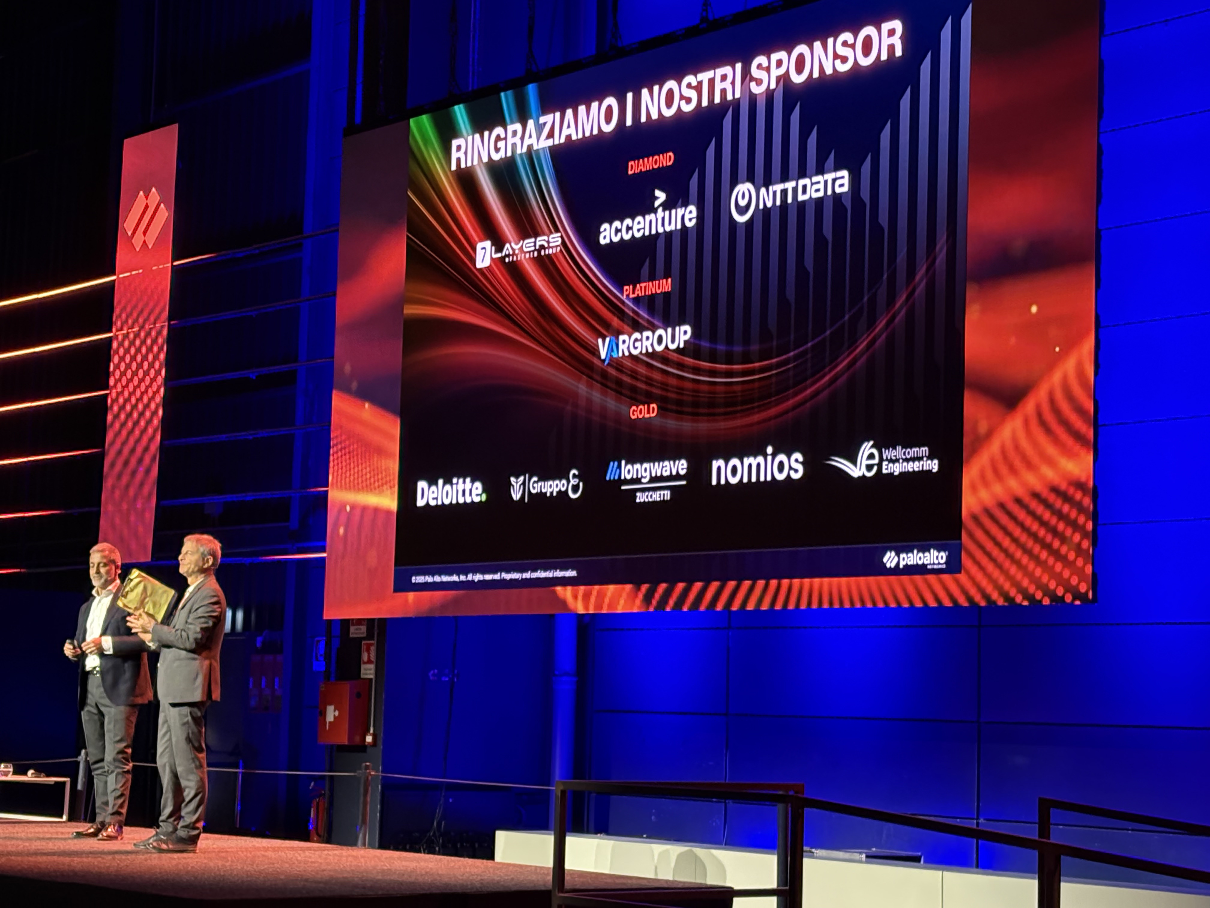 Foto del palco con presentazione dei loghi dei partner