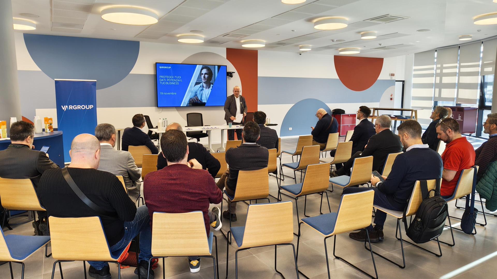 foto della platea che ascolta il relatore