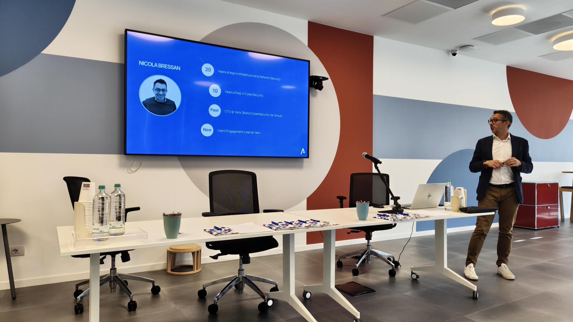 foto del relatore che parla 