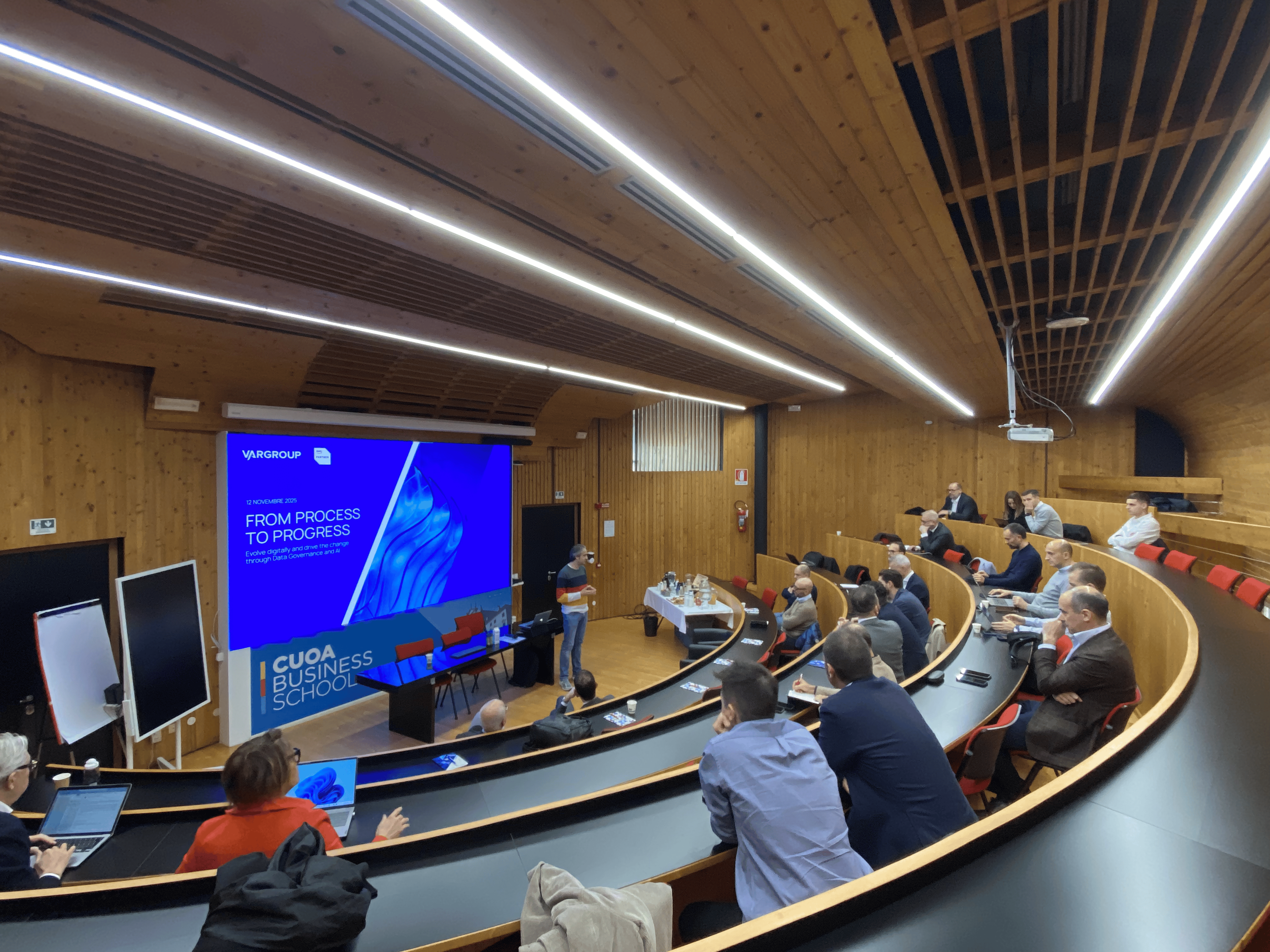 foto della sala con le persone che ascoltano il relatore