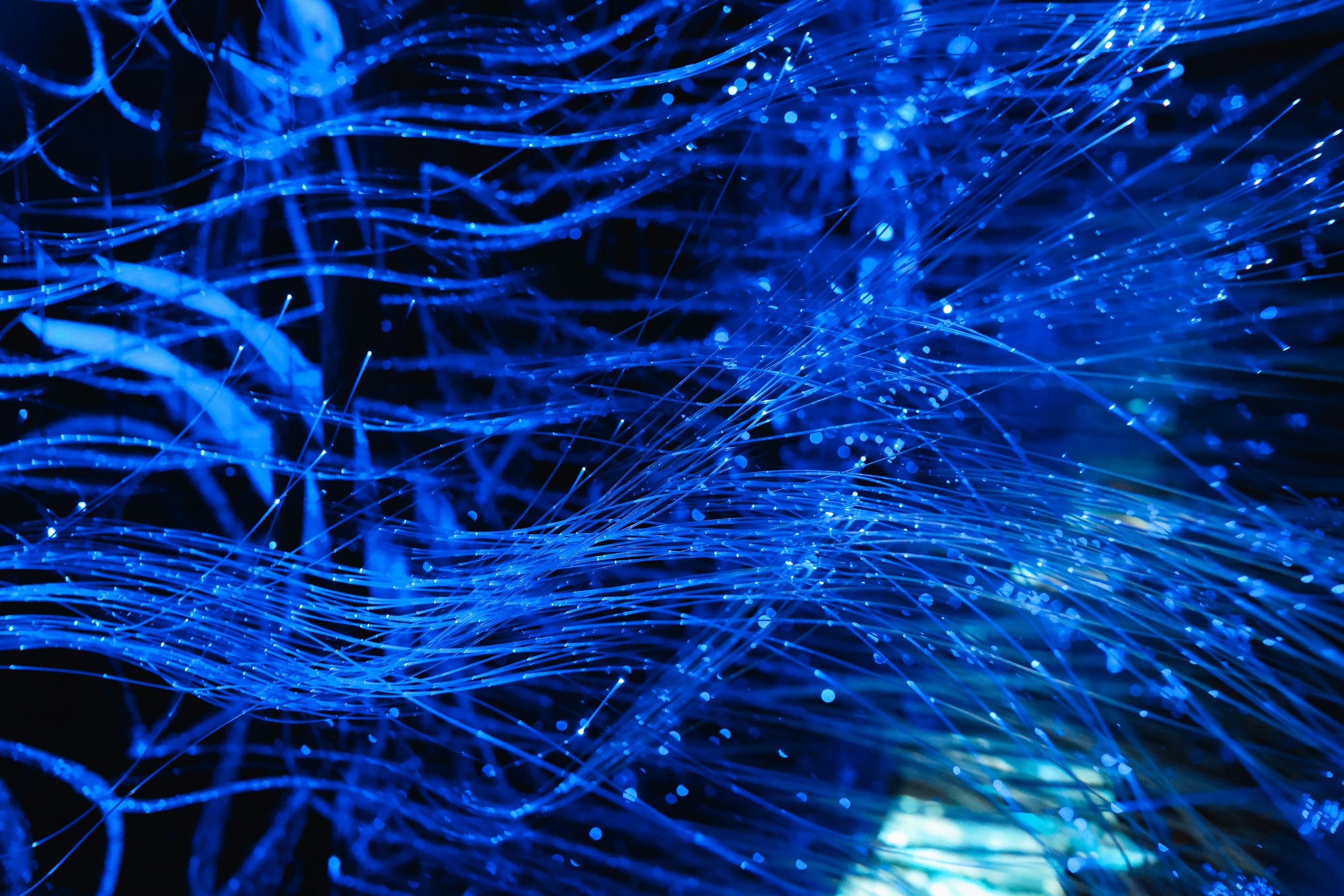 Astrazione digitale di un flusso di colore viola