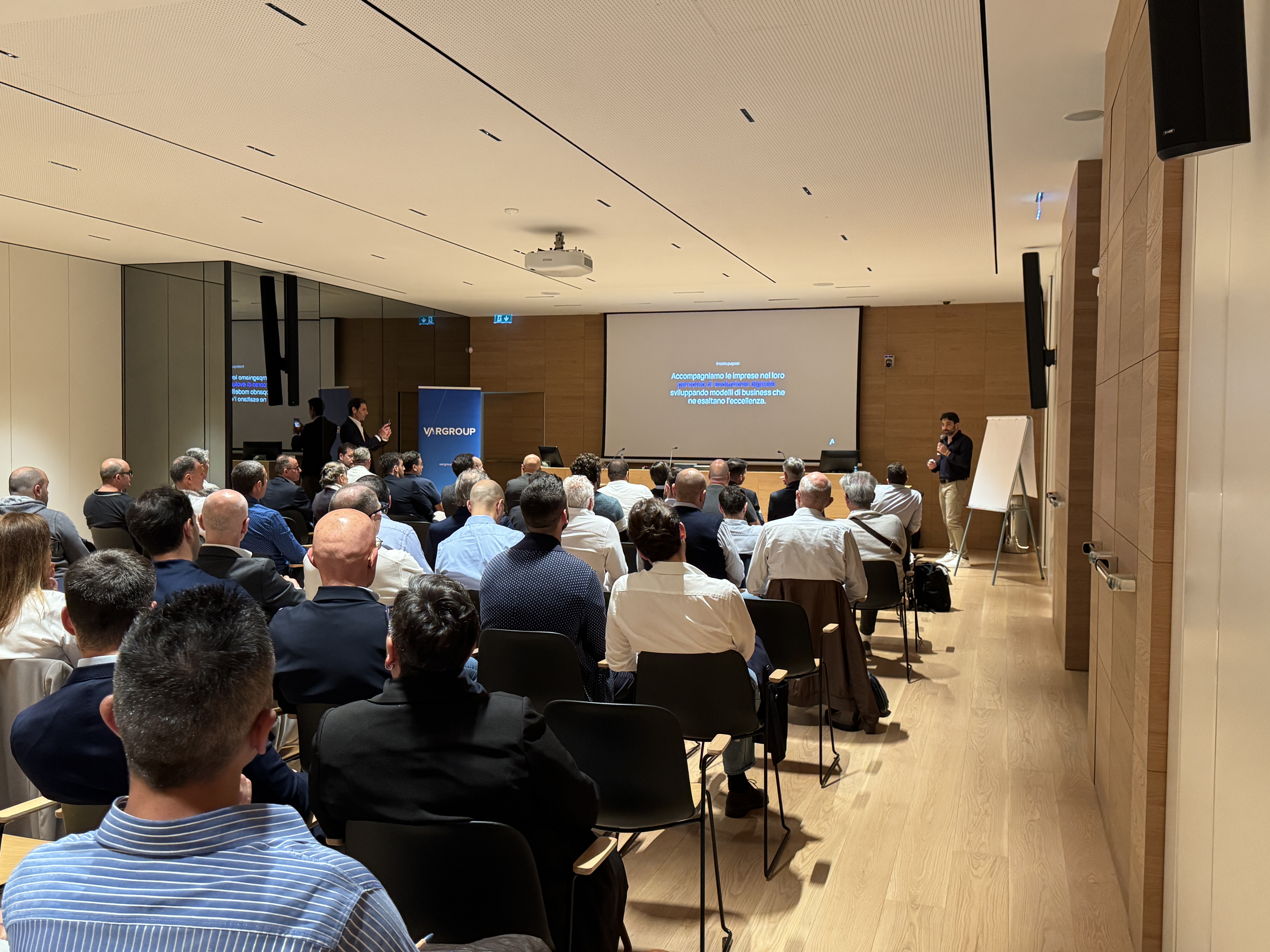 foto della sala dell'evento con la platea e relatore