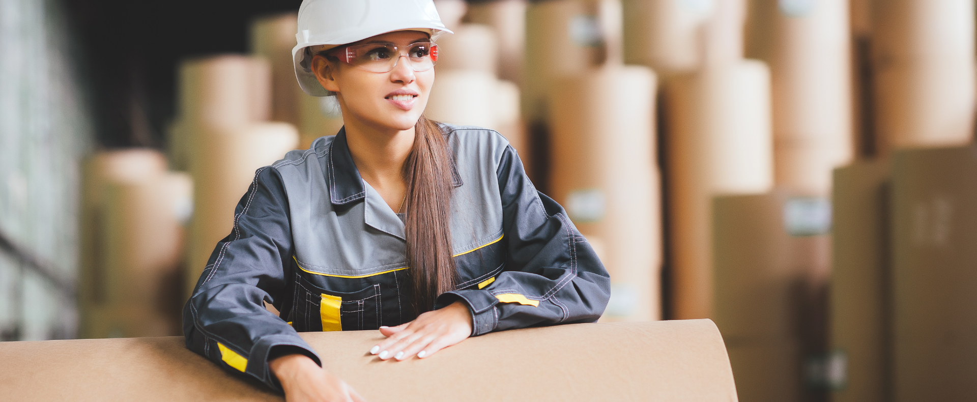 Case history Fiorini Packaging, operaio che lavora