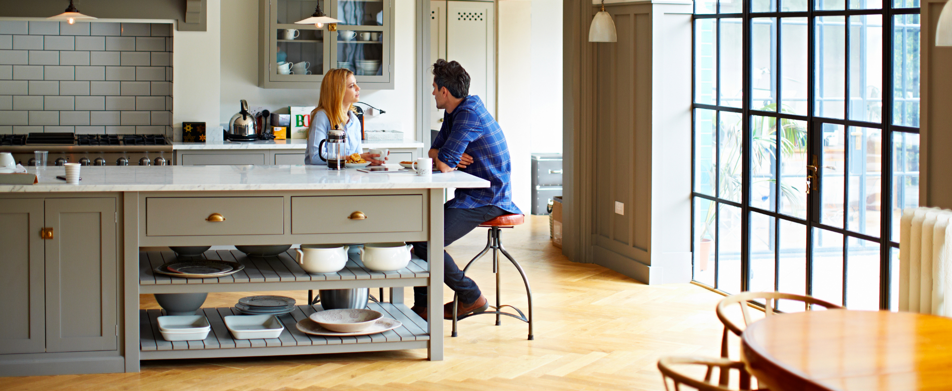 Case history Vorwerk, dettaglio appartamento con due persone che parlano