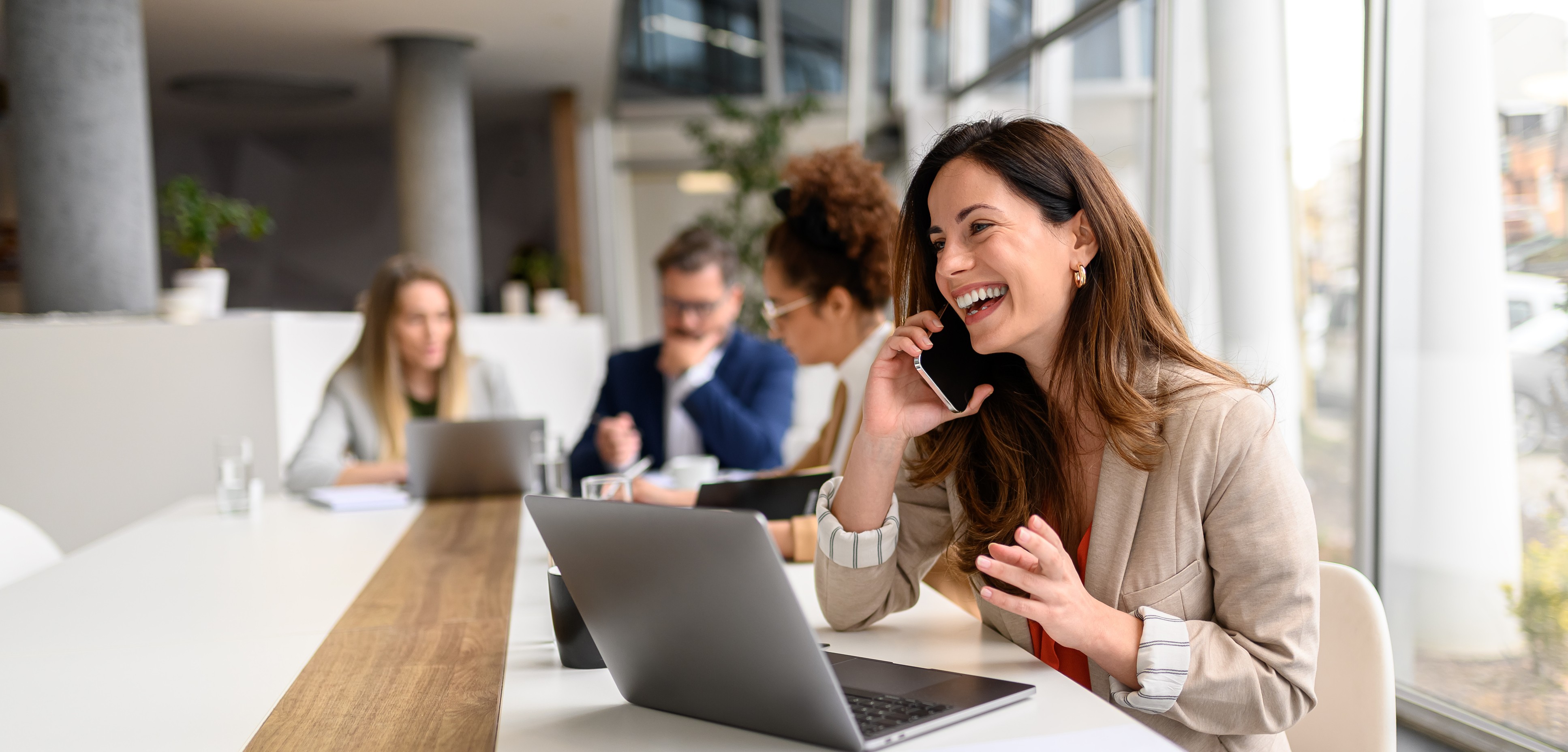 Donna in ufficio sorridente