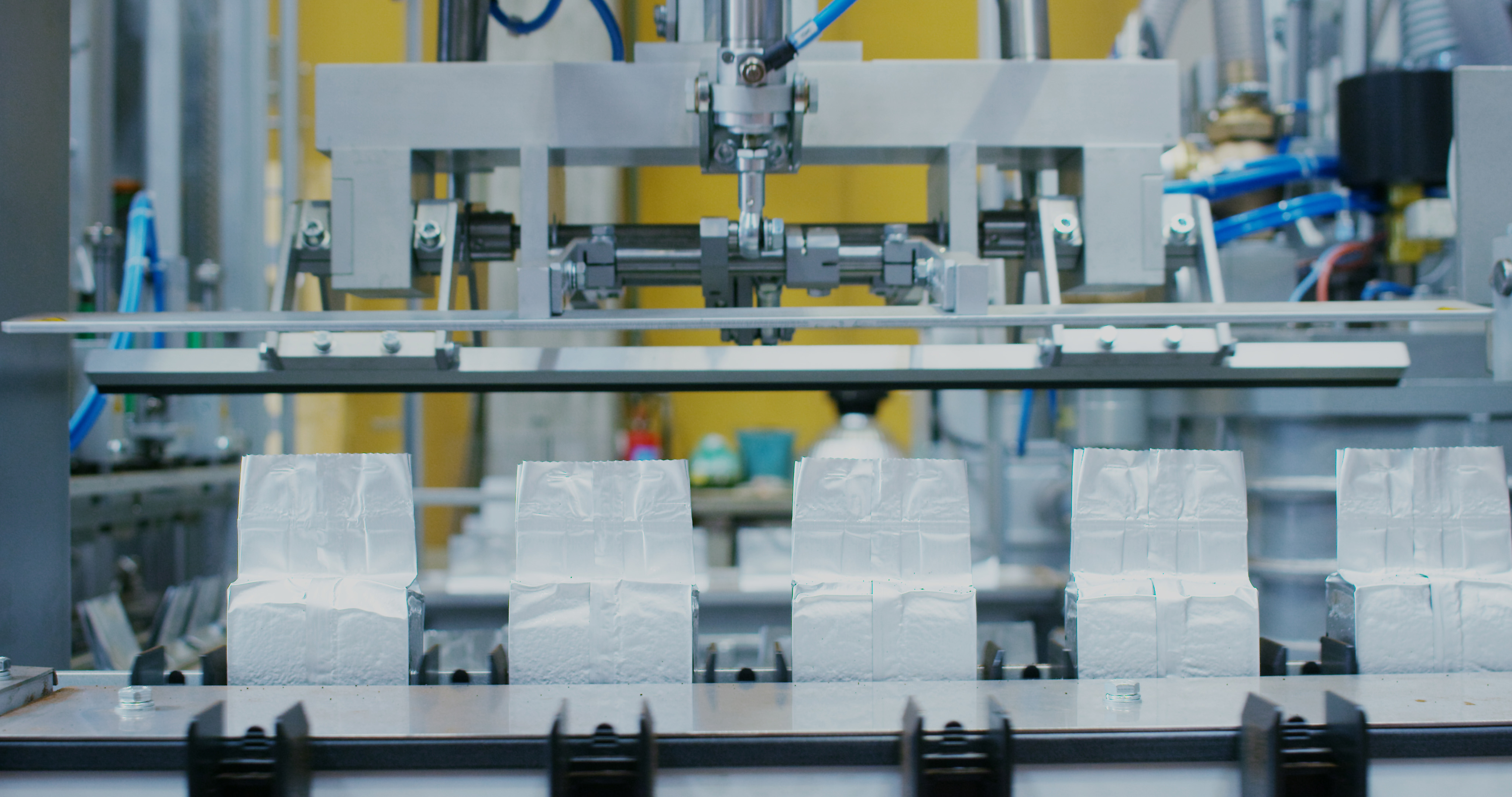 Produzione automatizzata in una linea di confezionamento industriale