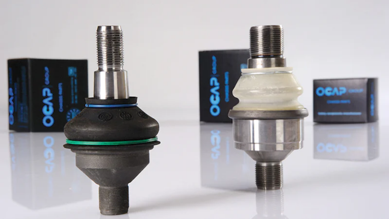 Componenti meccanici di precisione OCAP su sfondo bianco