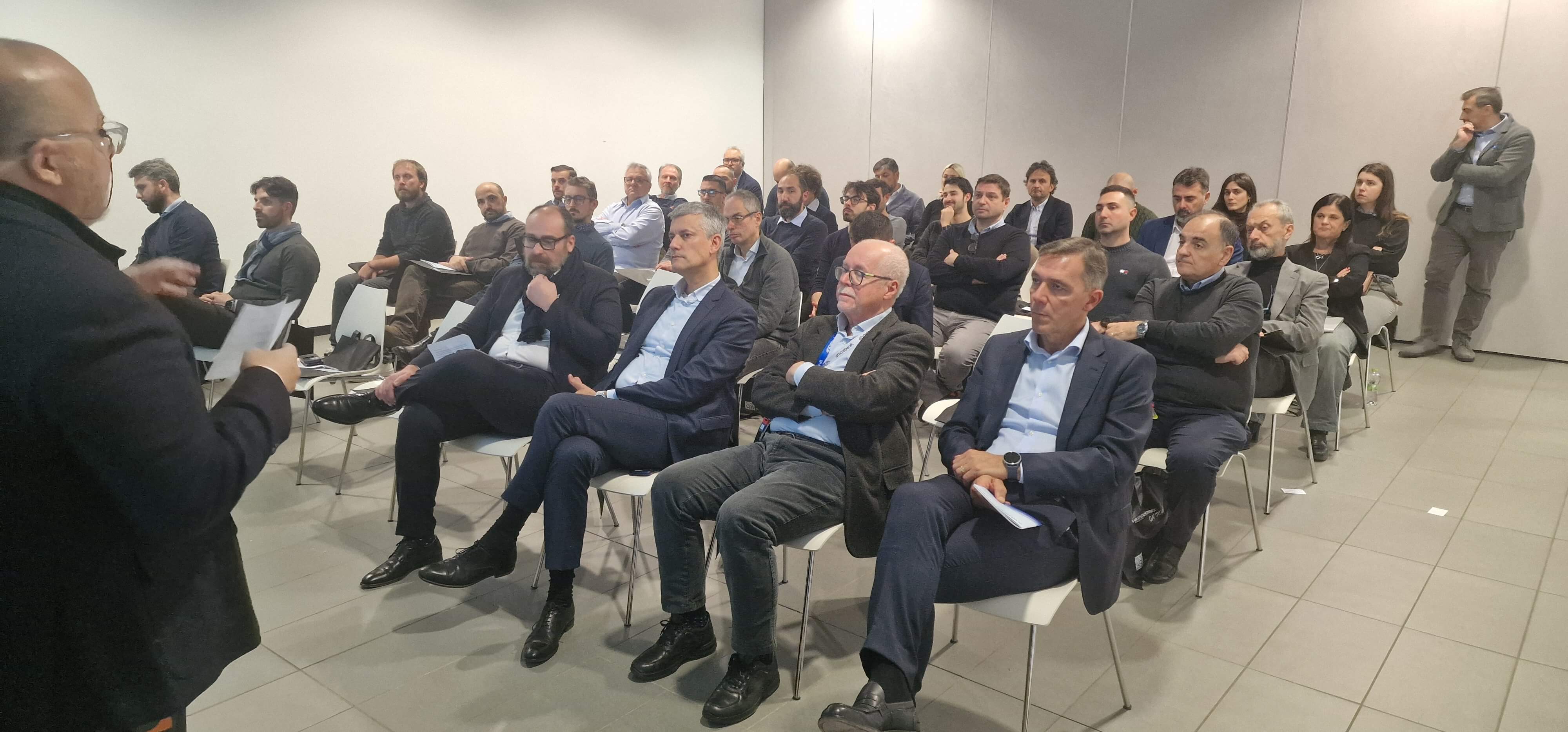 Persone che partecipano ad un evento in cui si parla di trasformazione digitale