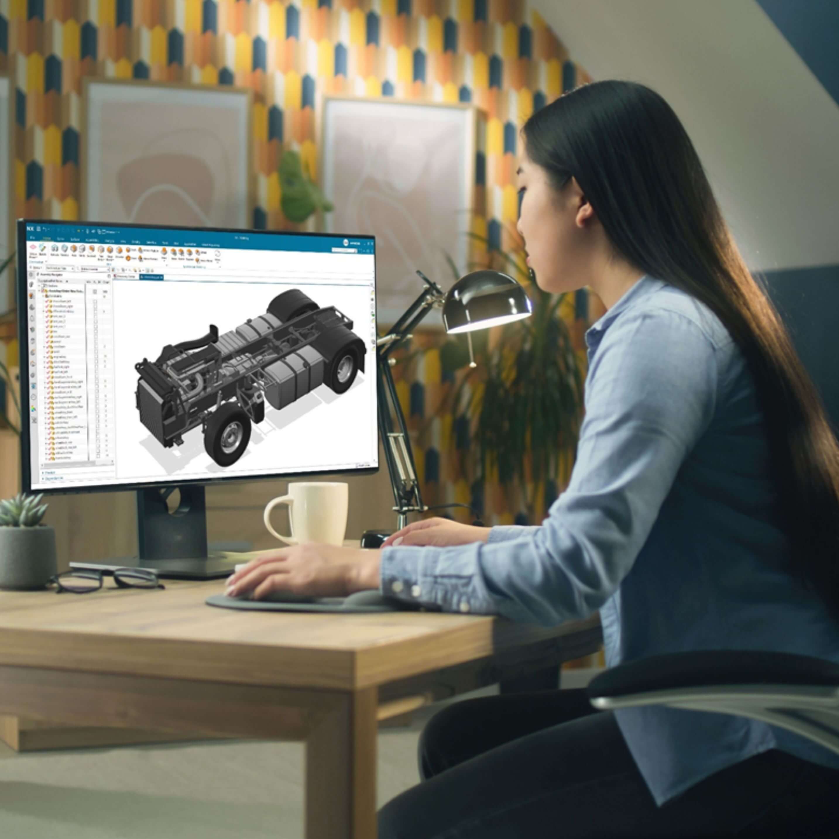 Progettista davanti al pc mentre progetta la struttura di un camion