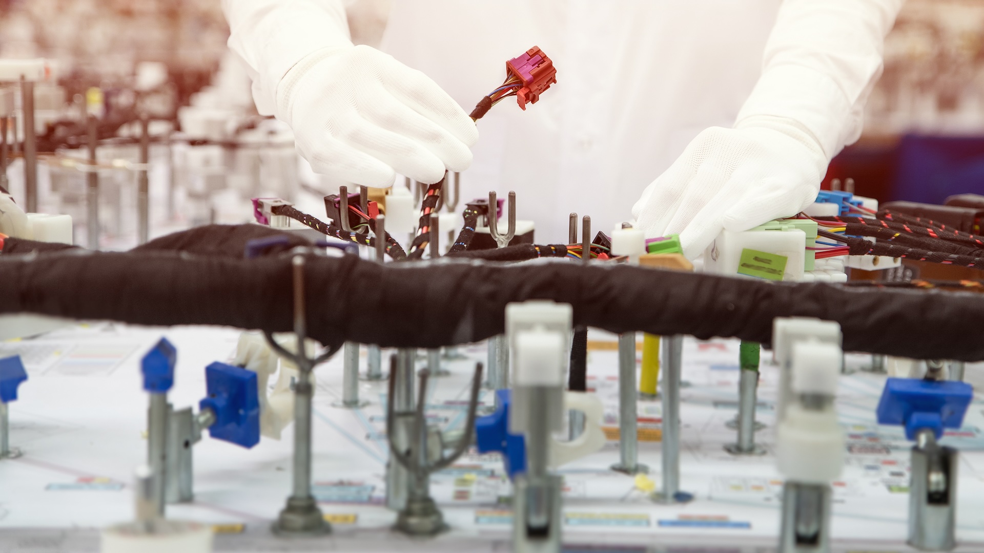 Mani di un tecnico specializzato nell'assemblaggio di componenti elettronici