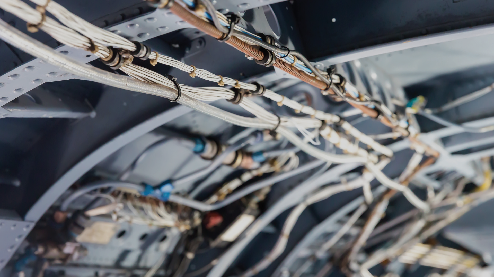 Cavi elettrici in un impianto industriale