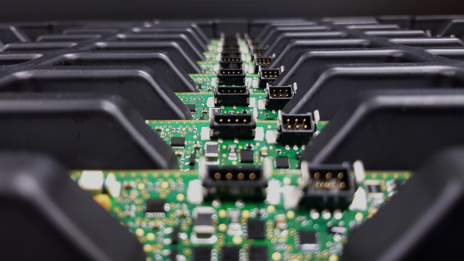 Assemblaggio di schede elettroniche con connettori multipli