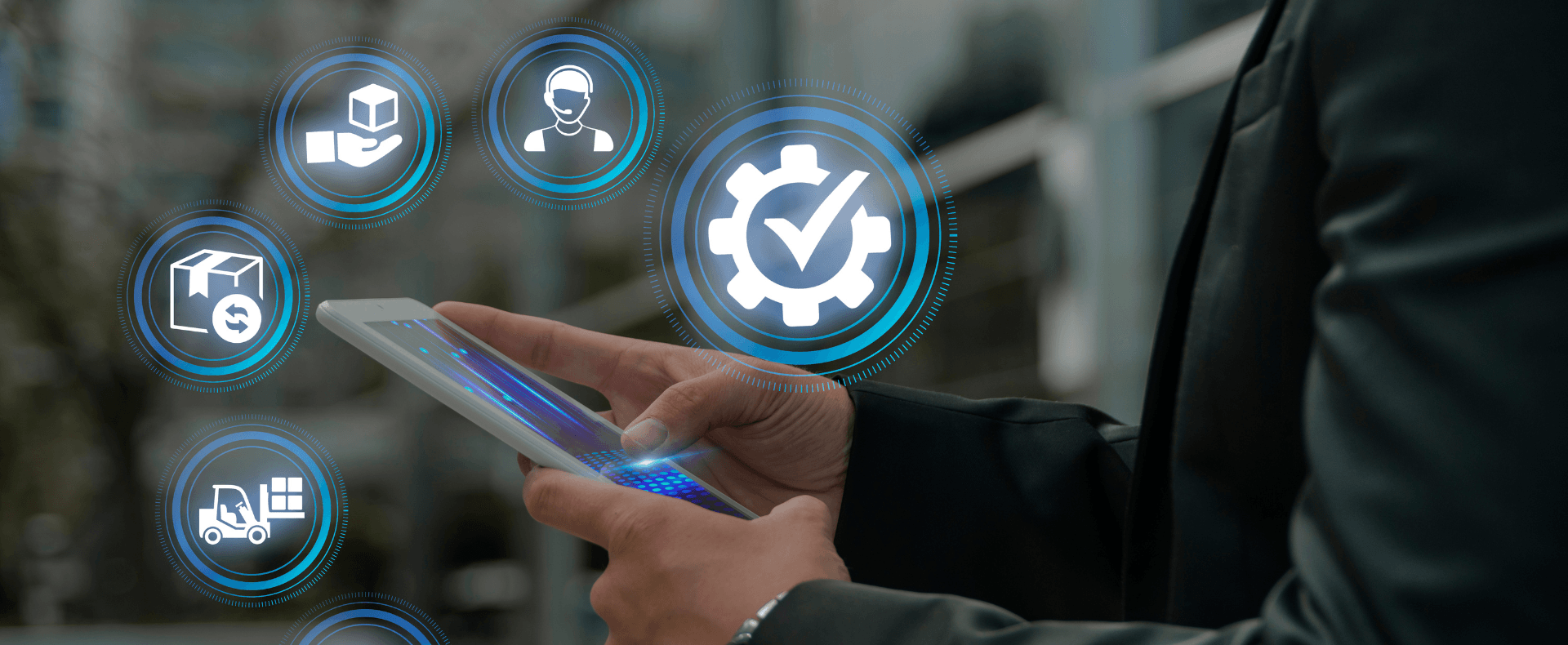 Mani di una persona che utilizzano un tablet per la gestione documentale 