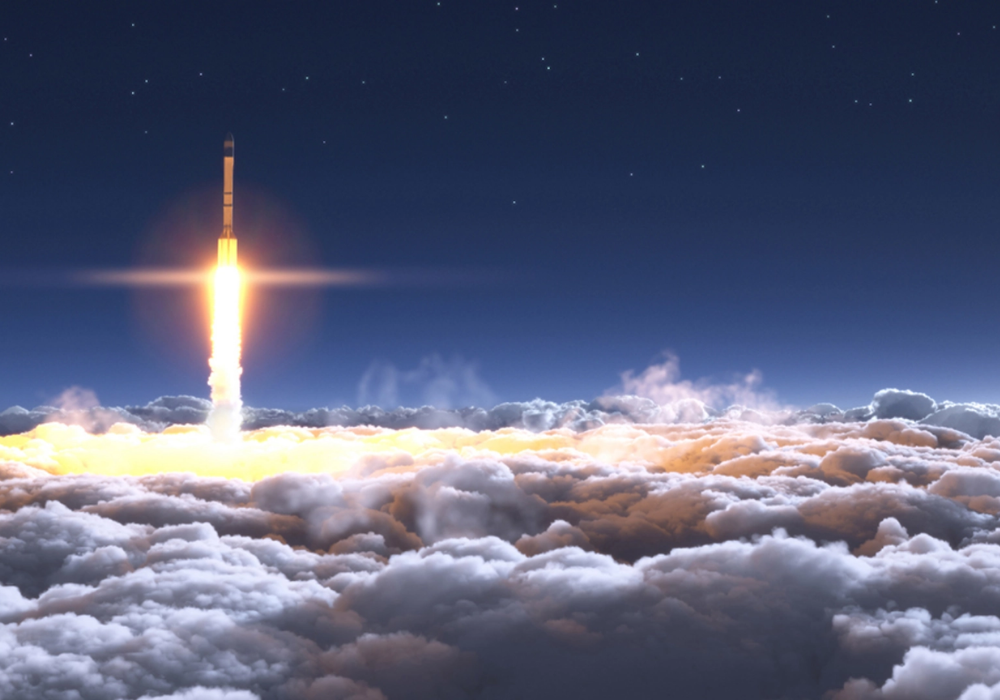 Un razzo che decolla attraverso le nuvole