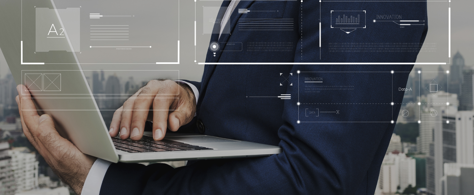 Professionista che utilizza un laptop con sovrapposizioni digitali di interfacce grafiche