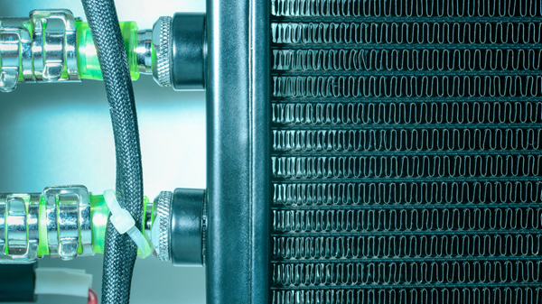 Dettaglio di uno scambiatore di calore con tubi e connettori verdi