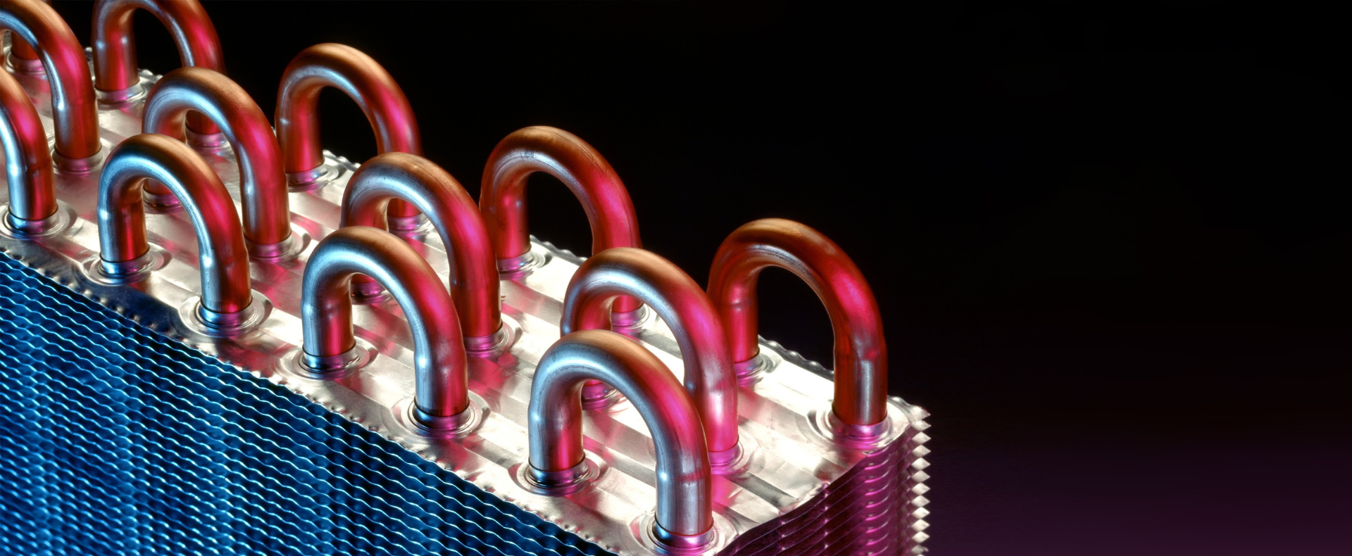 Componenti di uno scambiatore di calore su sfondo scuro