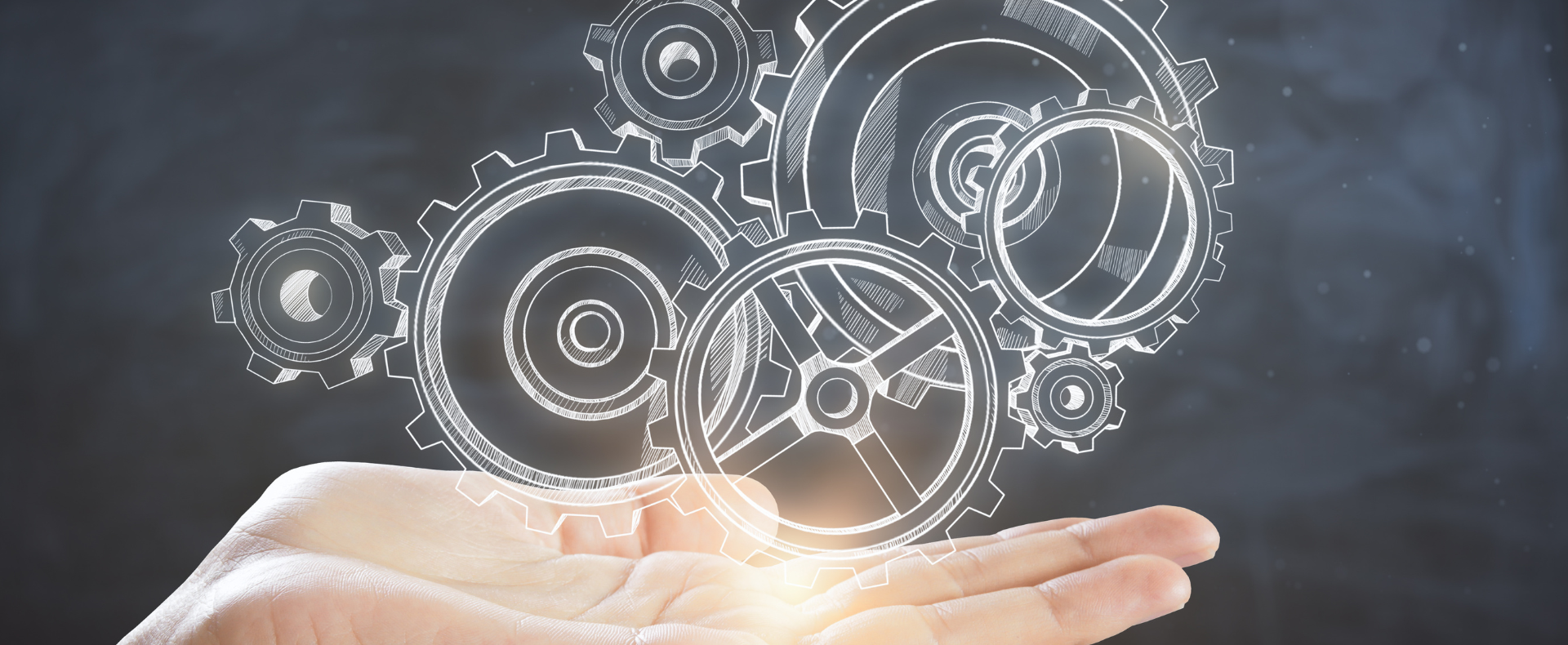 Mano che sostiene una rappresentazione grafica di ingranaggi digitali luminosi