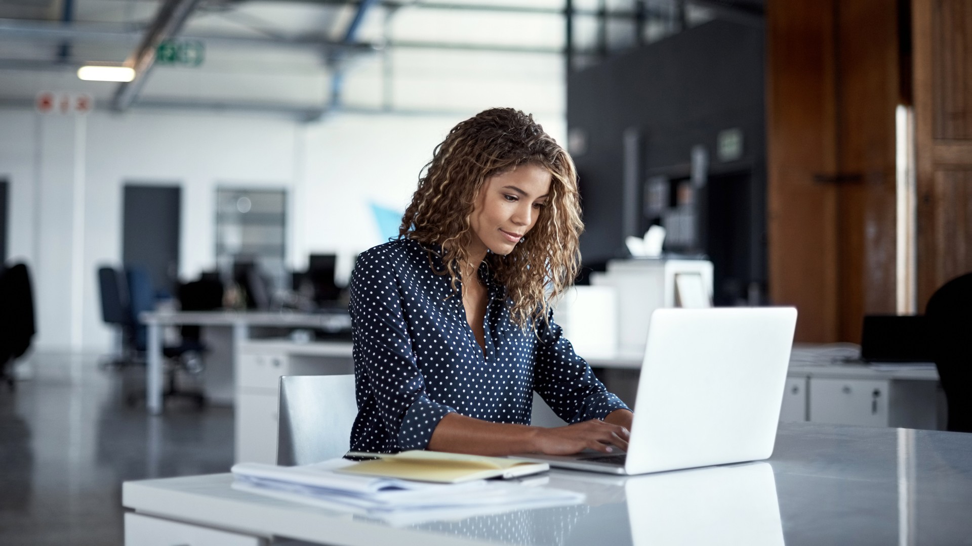 Professionista che lavora al laptop in ufficio