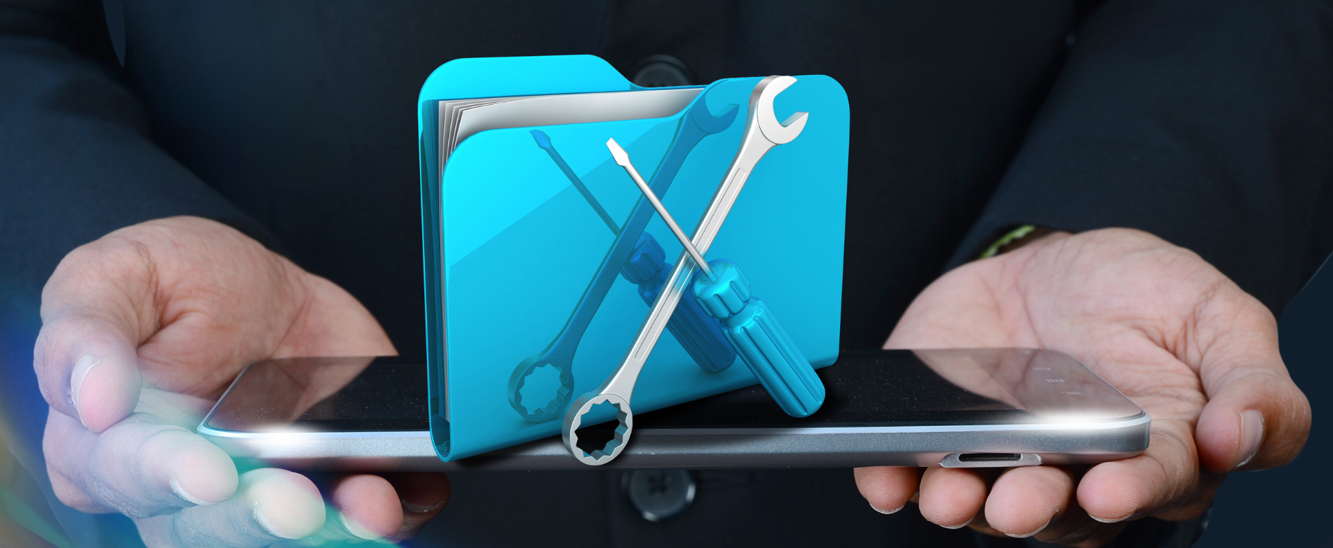 Mani che tengono uno smartphone con un'icona di strumenti sopra