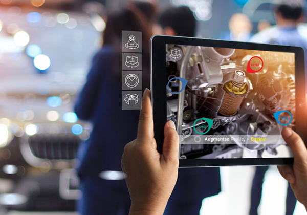 Persona utilizza un tablet per visualizzare un motore in realtà aumentata