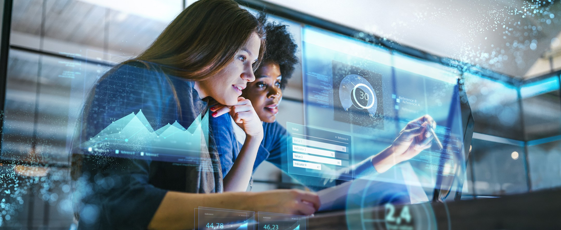 Due professioniste analizzano dati digitali sovrapposti