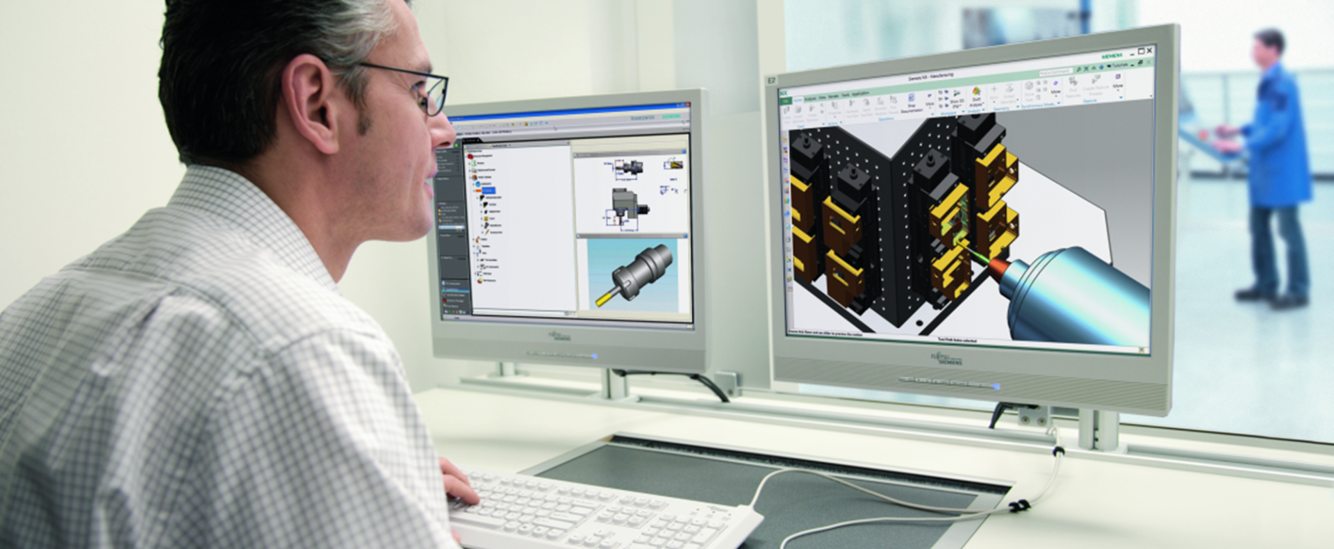 Ingegnere che lavora su una simulazione CAD su due monitor