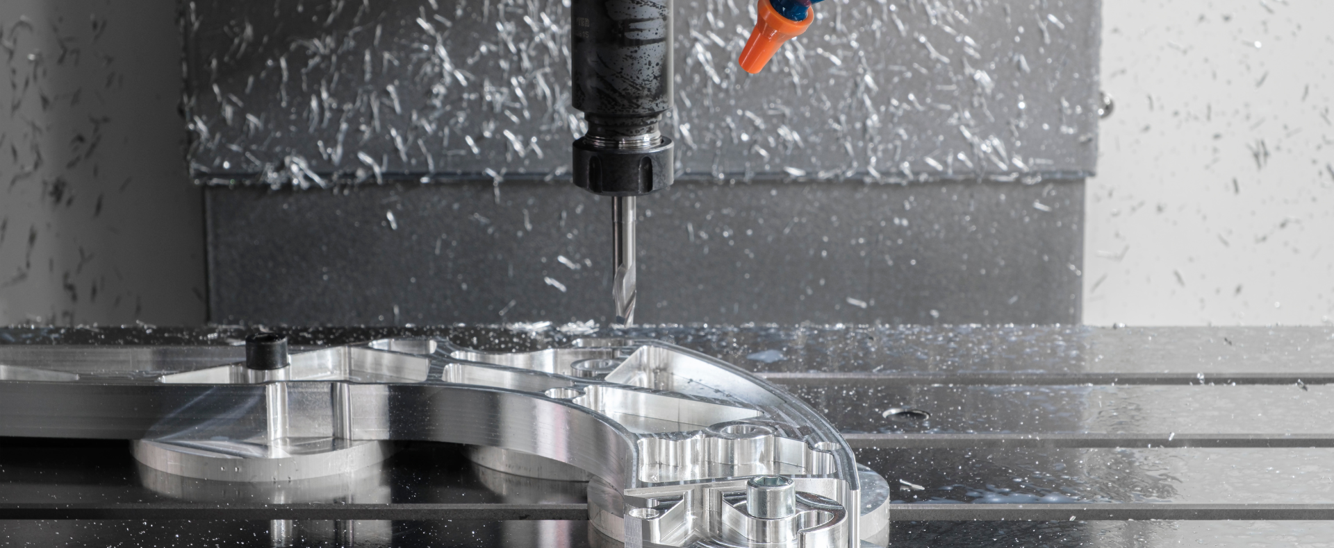 Macchina CNC che lavora un pezzo di metallo