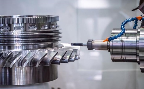Fresatrice CNC che lavora un componente metallico complesso