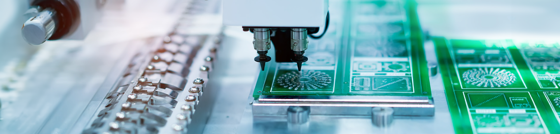 Produzione di circuiti stampati con macchinari ad alta precisione