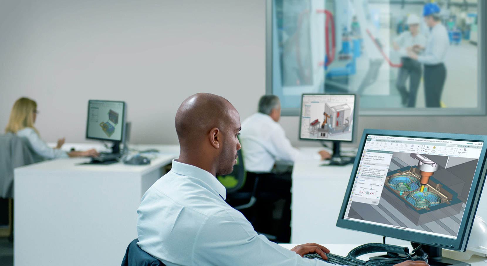 Ingegneri che lavorano su software di progettazione CAD in un ufficio