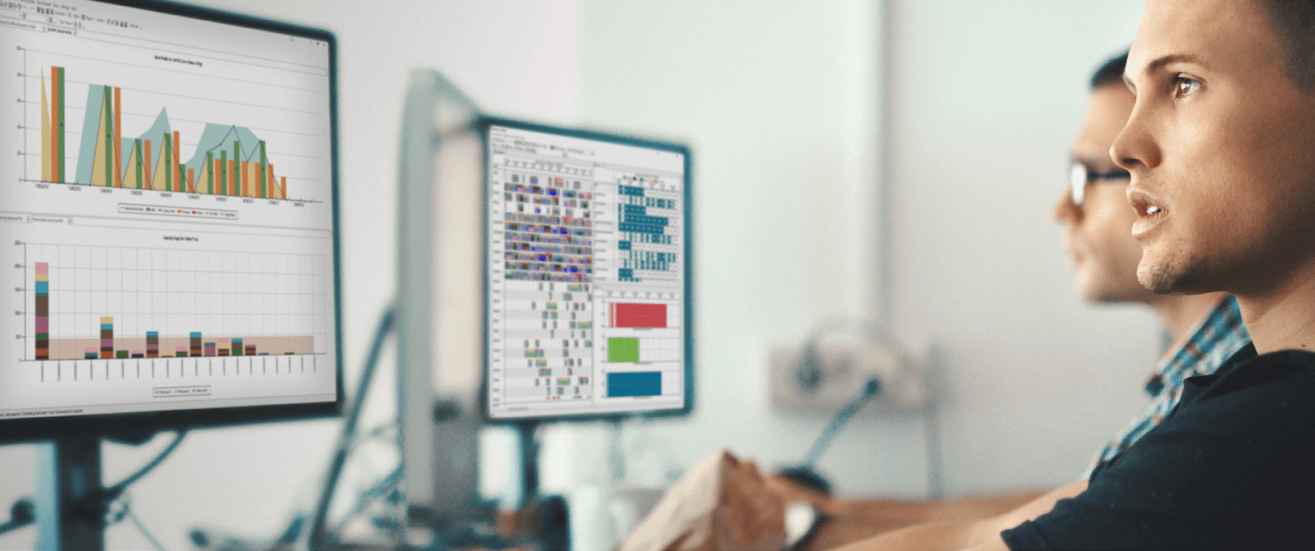 Progettista che analizza i dati su opcenter aps