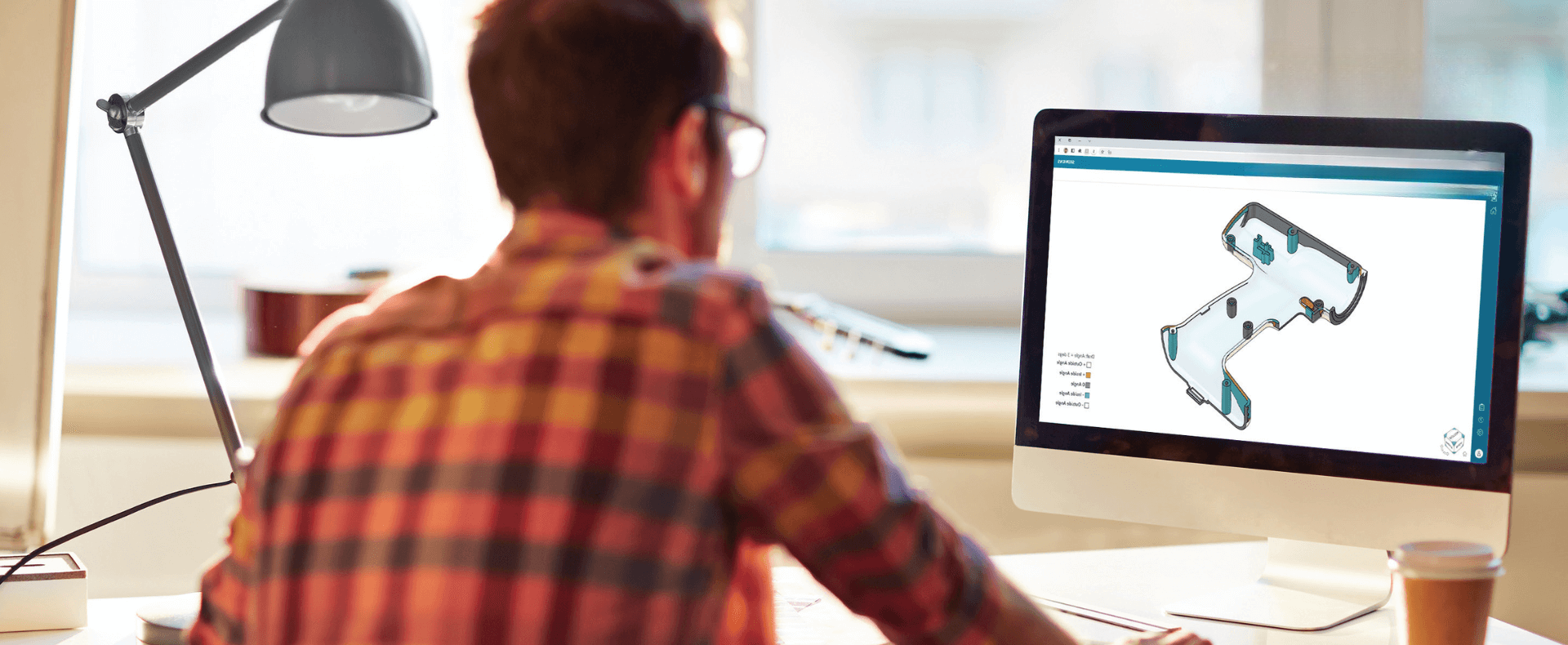 Progettista che lavora al computer ad un modello 3D di uno stampo