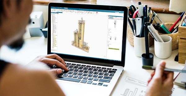 Progettista che lavora sulla personalizzazione e configurazione di un prodotto rappresentato in 3D