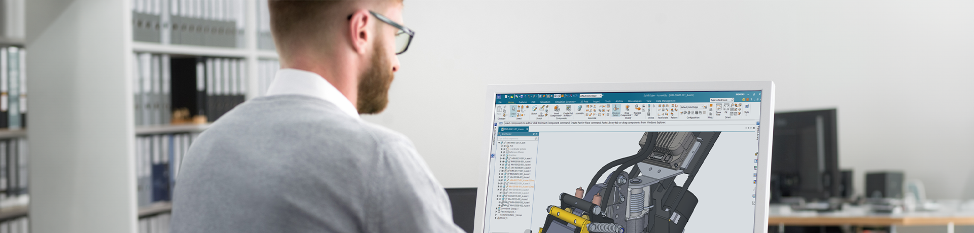 Progettista che lavora al computer su componente meccanico