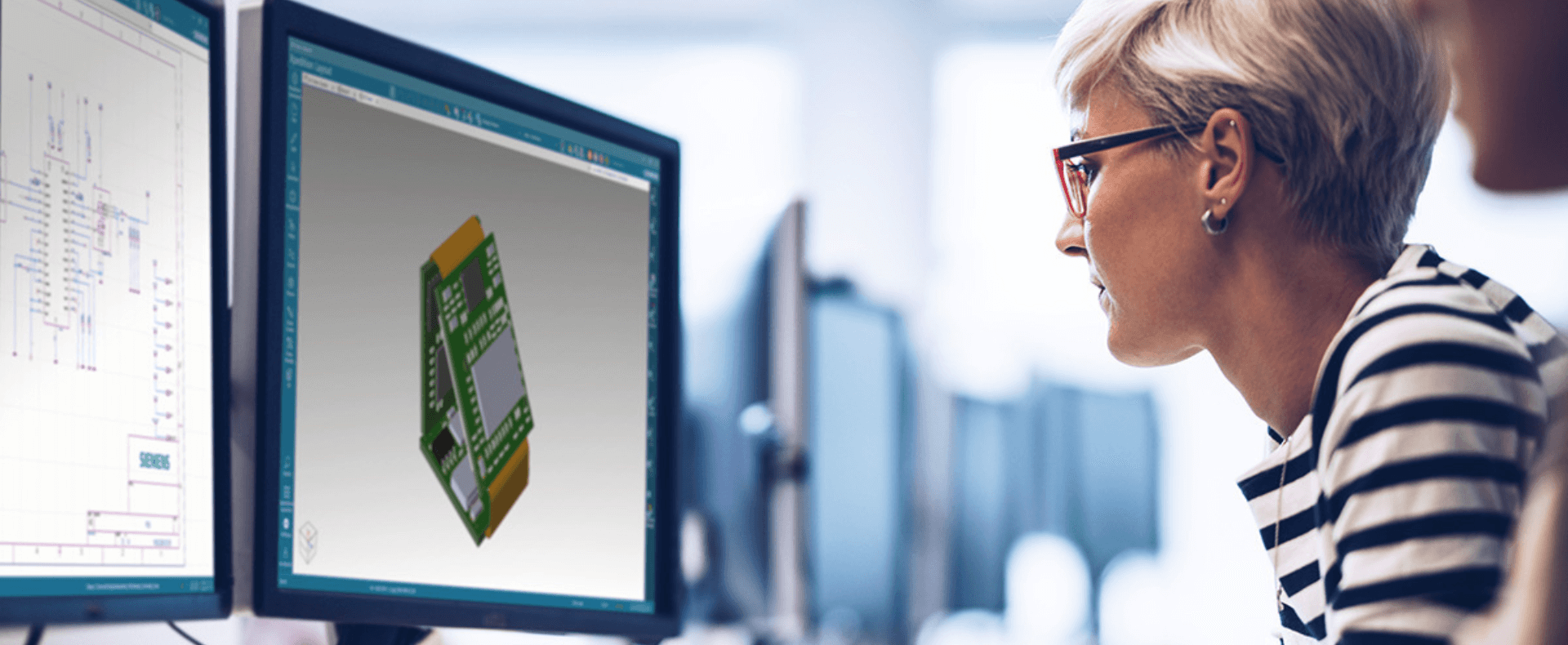 Progettista che lavora il pcb 