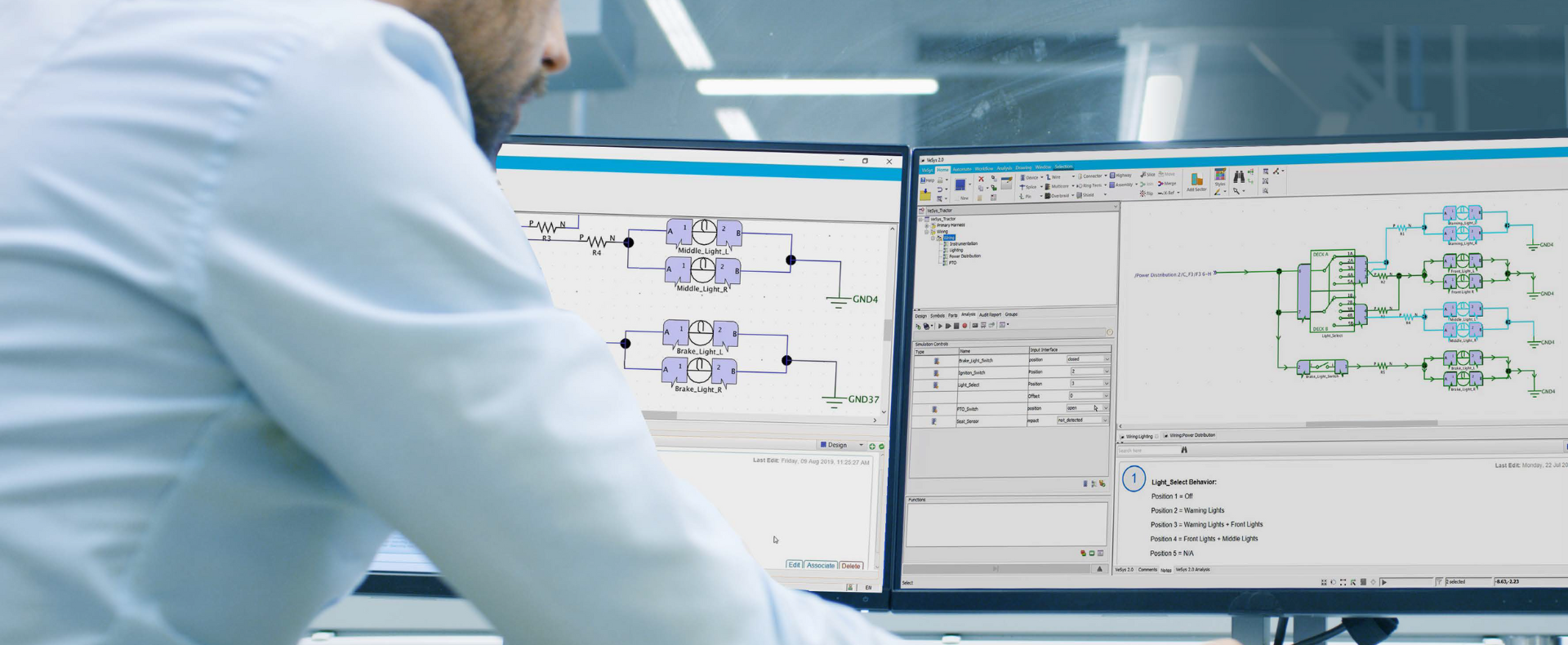 Ingegnere che lavora su schemi elettrici su due monitor