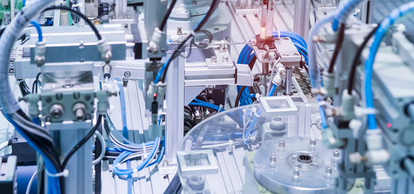 Primo piano di macchinari industriali automatizzati con cavi e componenti