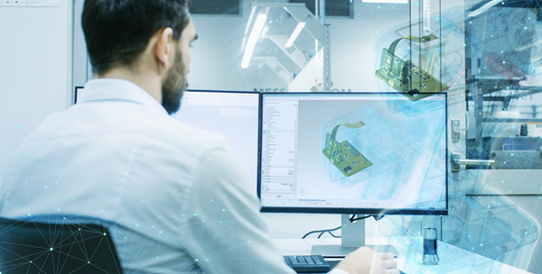 Ingegnere che lavora al computer su un modello 3D CAD utilizzando due monitor