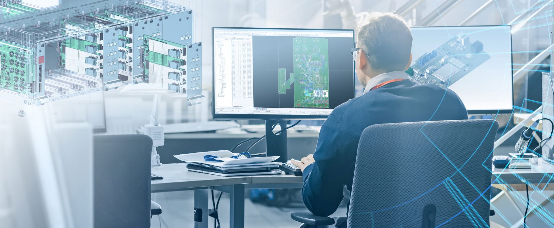 Ingegnere lavora su un progetto elettronico CAD su due monitor in ufficio