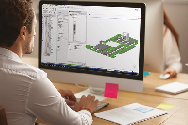 Professionista lavora su un progetto 3D al computer in un ufficio