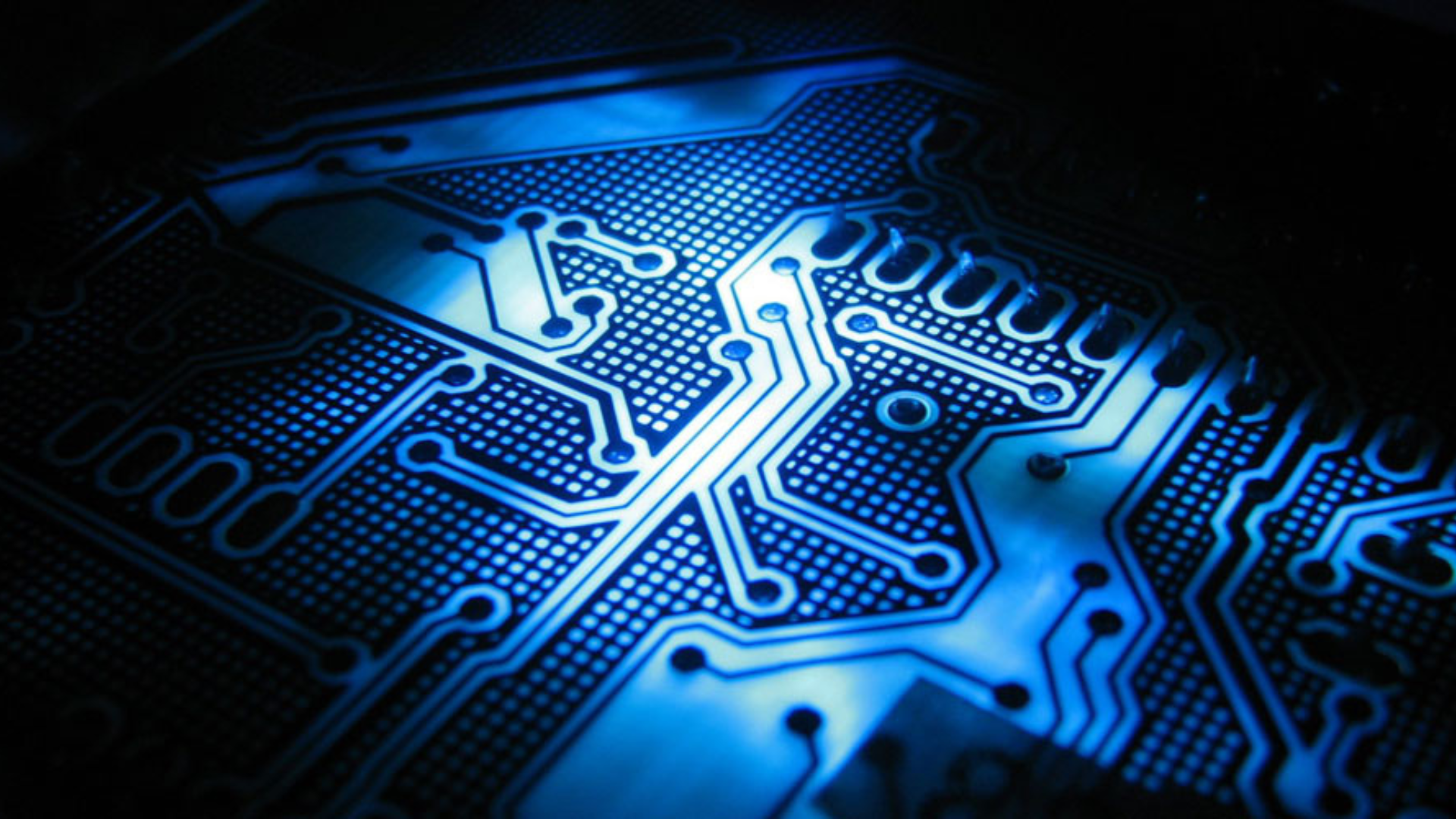 Primo piano di un circuito stampato illuminato di blu