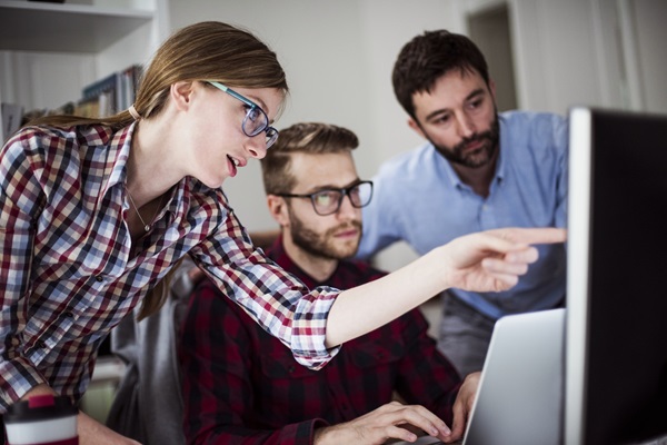 Team di professionisti che collaborano su un progetto al computer