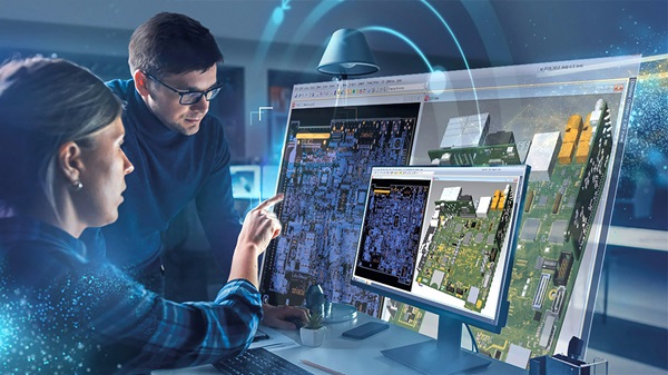 Due ingegneri esaminano progetti elettronici complessi su schermi di computer