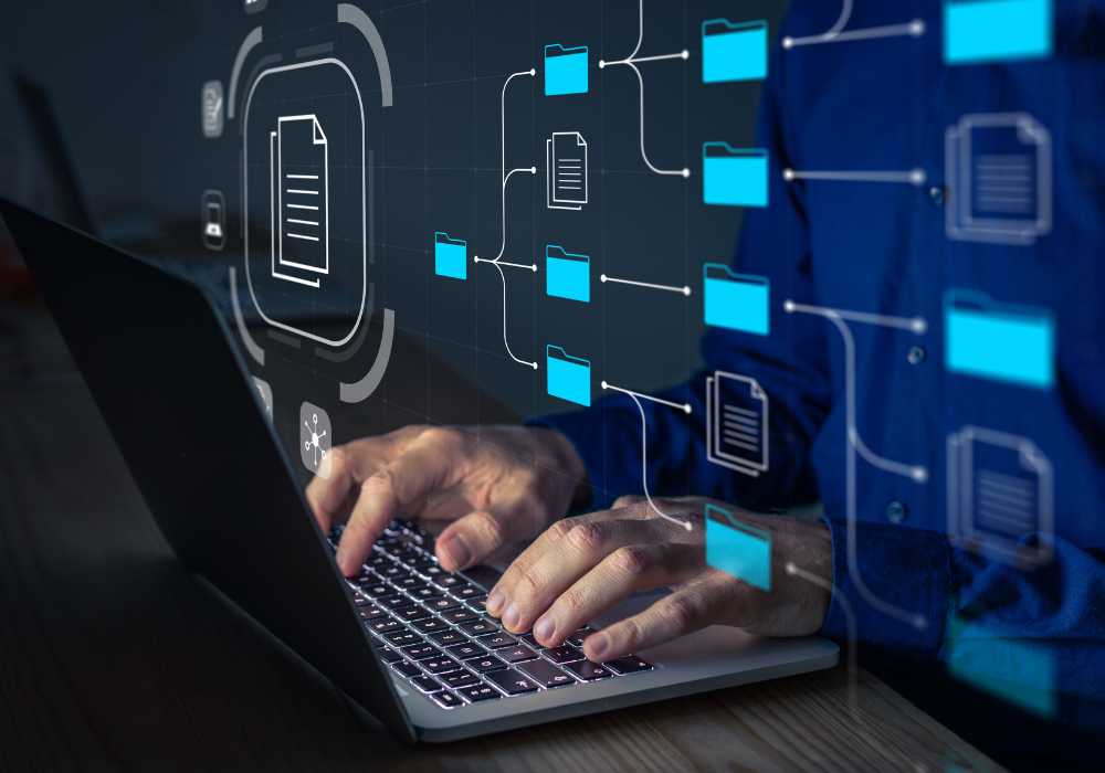 Persona che lavora su un laptop con icone di cartelle digitali
