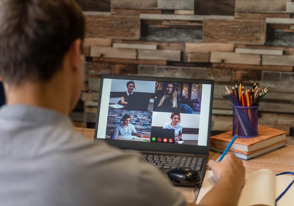 Persona in videoconferenza al computer