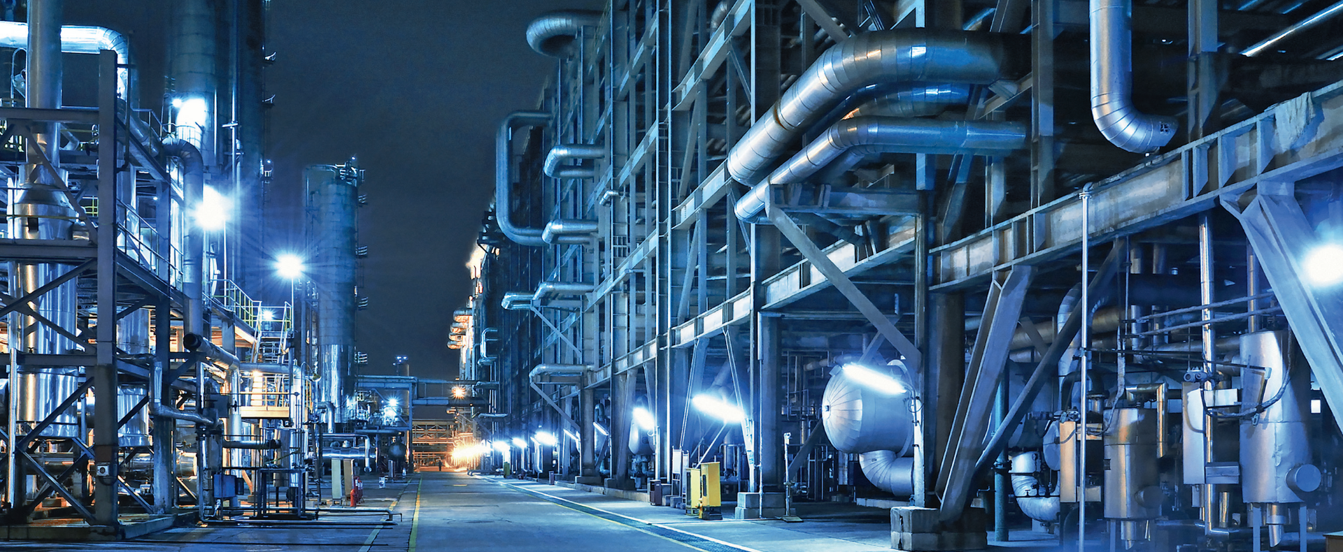 Impianto industriale con illuminazione notturna