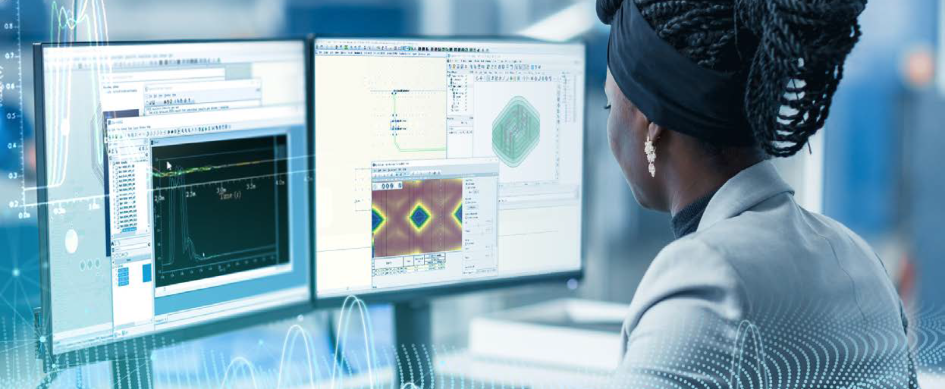 Ingegnere che analizza dati su due schermi