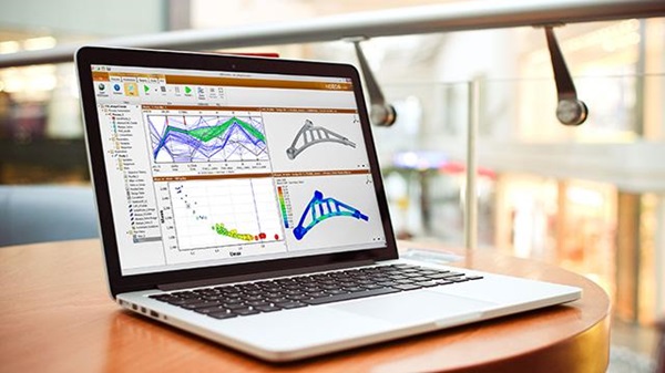 Schermata di analisi ingegneristica su un laptop