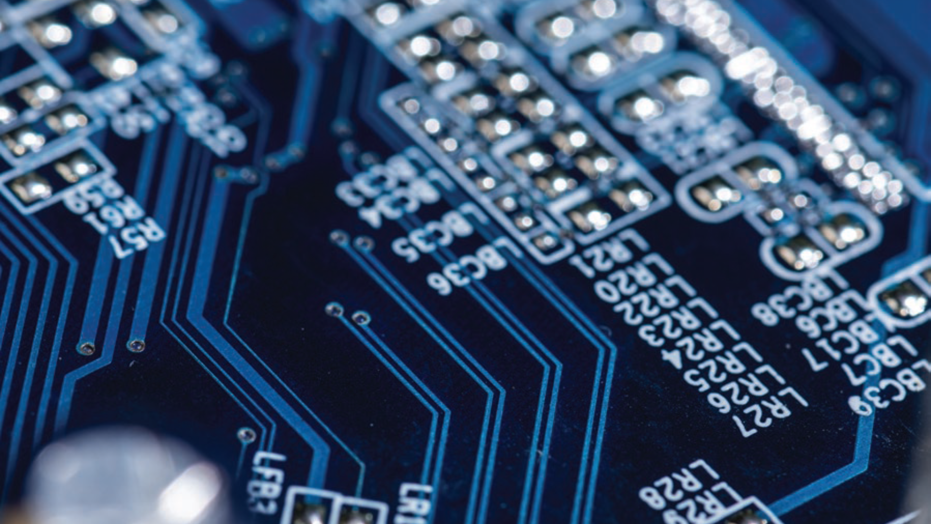 rimo piano di un circuito stampato con tracce e componenti elettronici